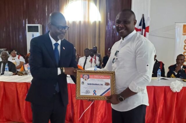 Dillon_recieving_certificate_from_LNFS