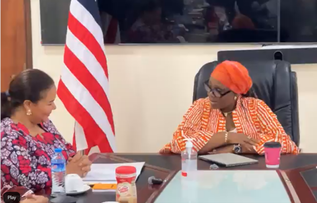 Foreign Minister Sara Nyanti Beysolow greeting her counterpart from the DRC, Madame Thérèse Kayikwamba Wagner, and her delegation